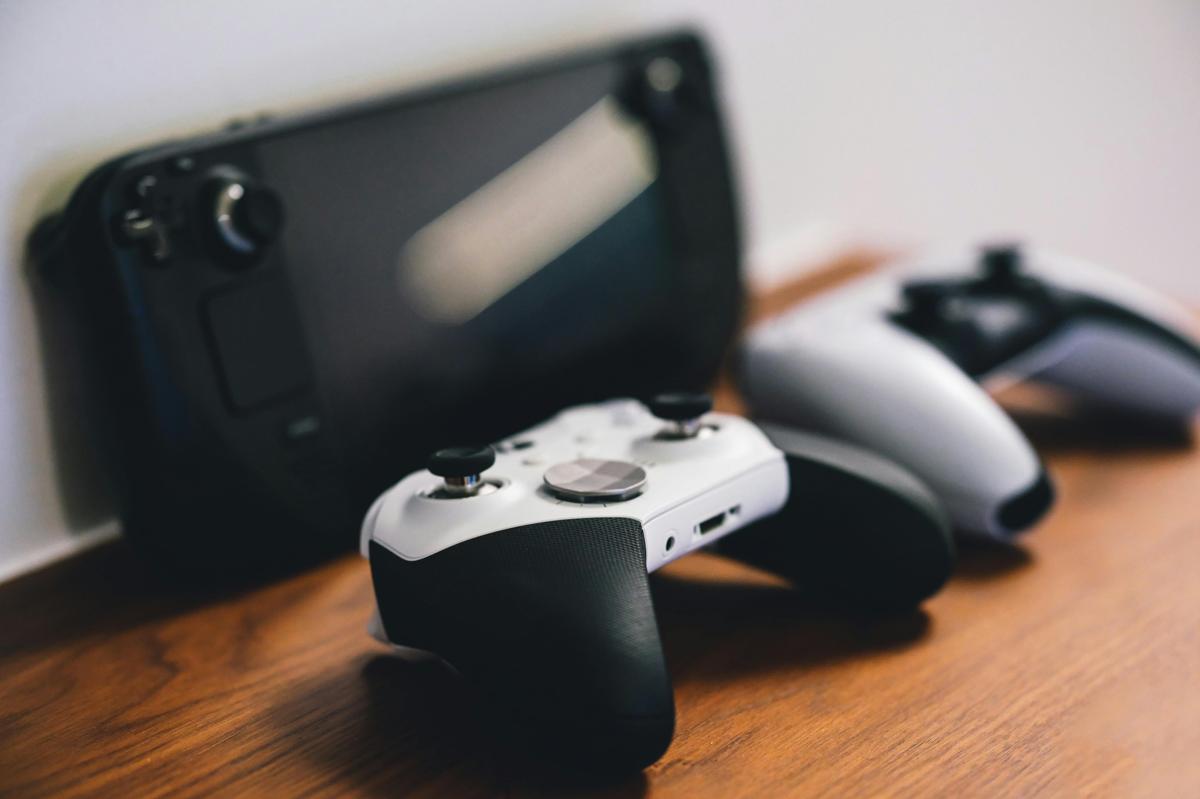 Kids playing online games together safely